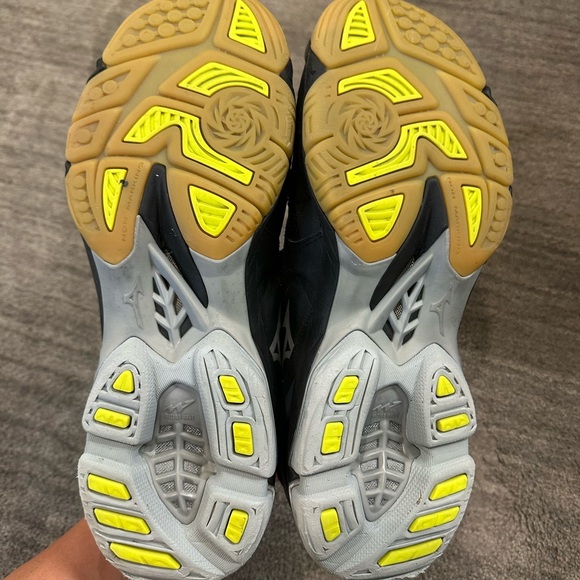 Mizuno Volleyball Shoes (Sz 11.5) - Picture 5 of 5